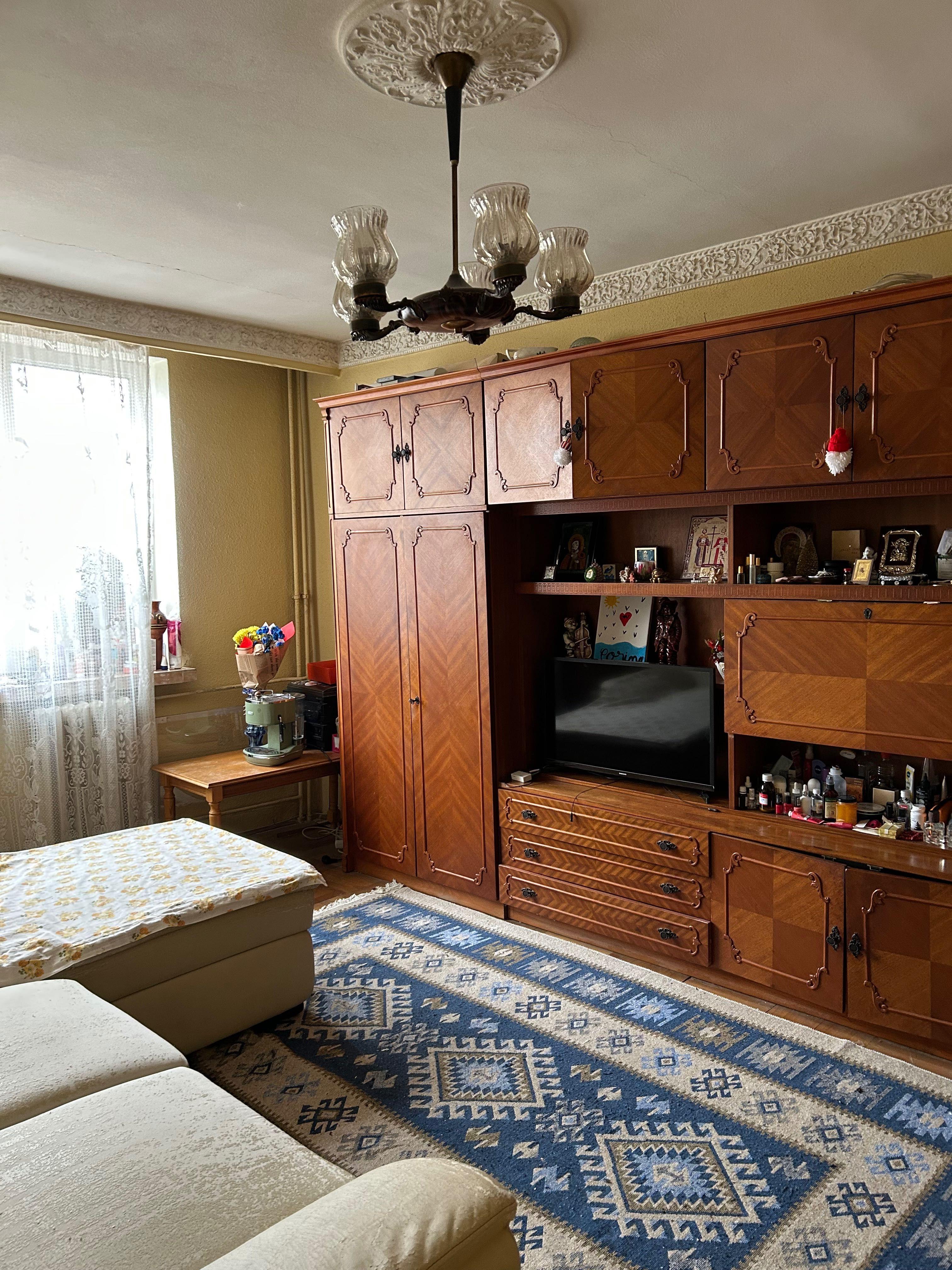 Proprietar,vând apartament 3 camere ,zona Banat ,în apropierea centrelor de interes : piața ,școala ,stație de autobuz .Etaj 2 - imagine 1