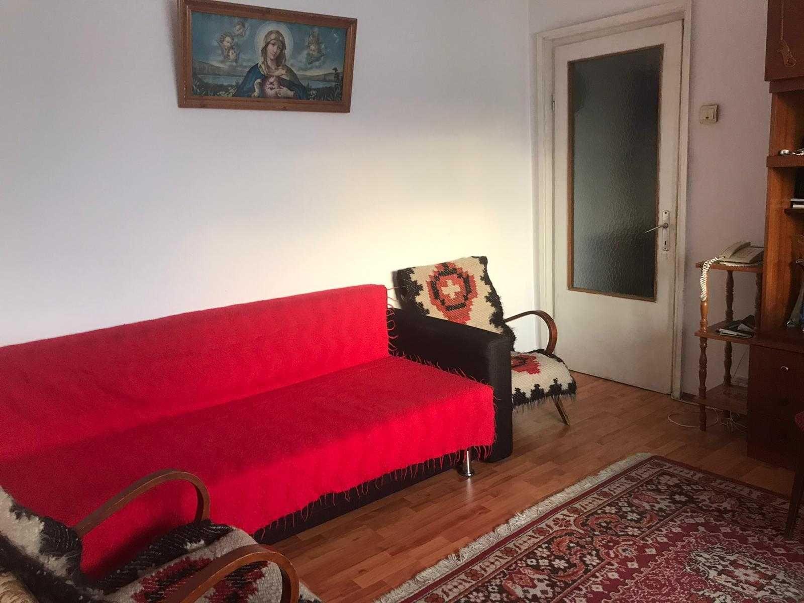 Închiriez Apartament 2 camere . Pitești. Zona Nord . Doar studentă sau liceeana. Preț 220 euro.