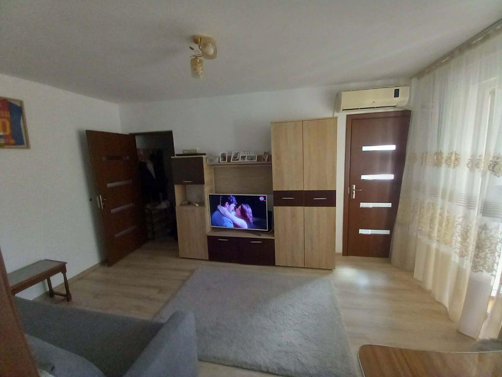Închiriez apartament 2 camere , Trivale
