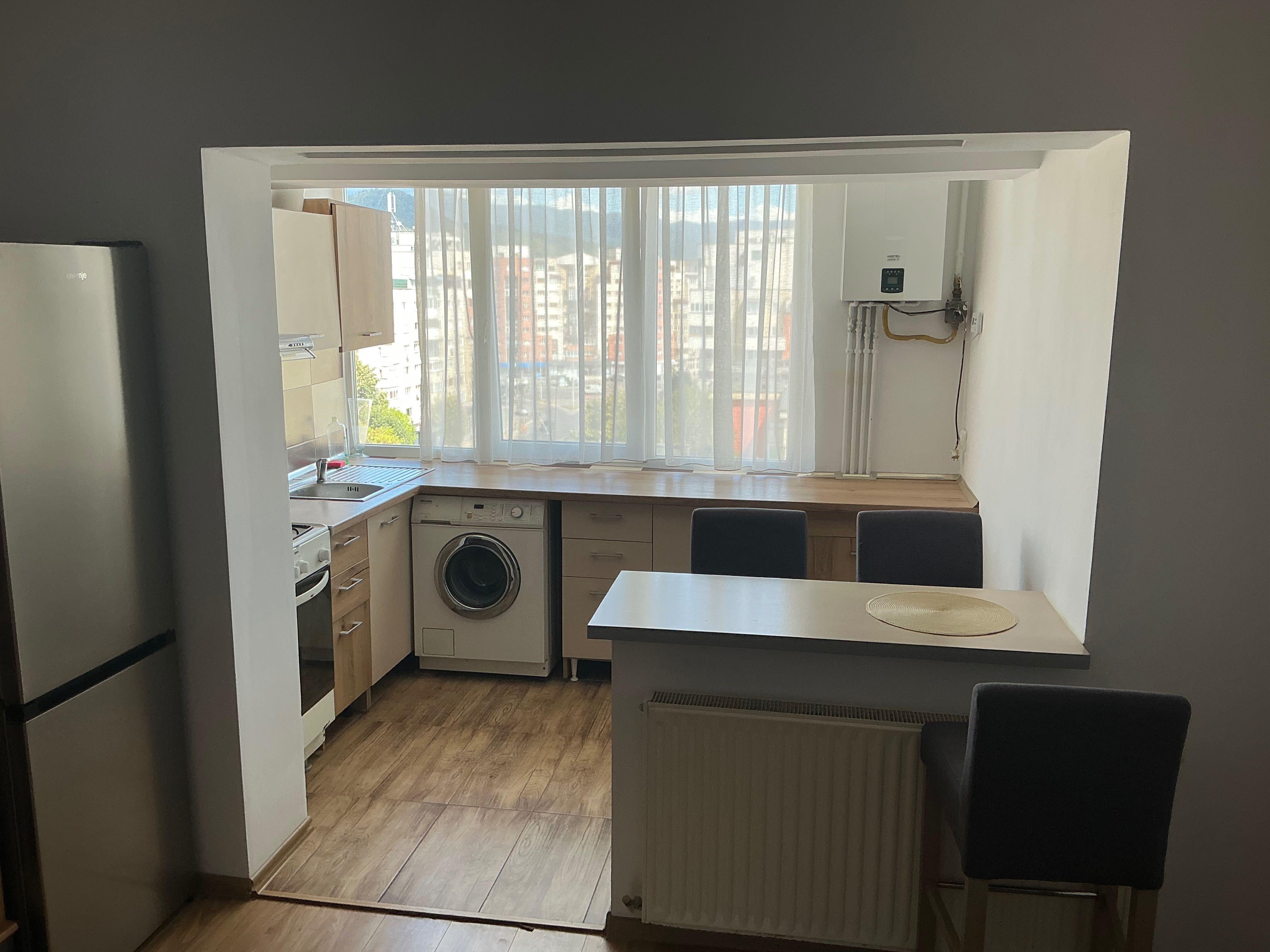 Inchiriez apartament cu 3 camere, decomandat mobilat si utilat, pe Traian, privat