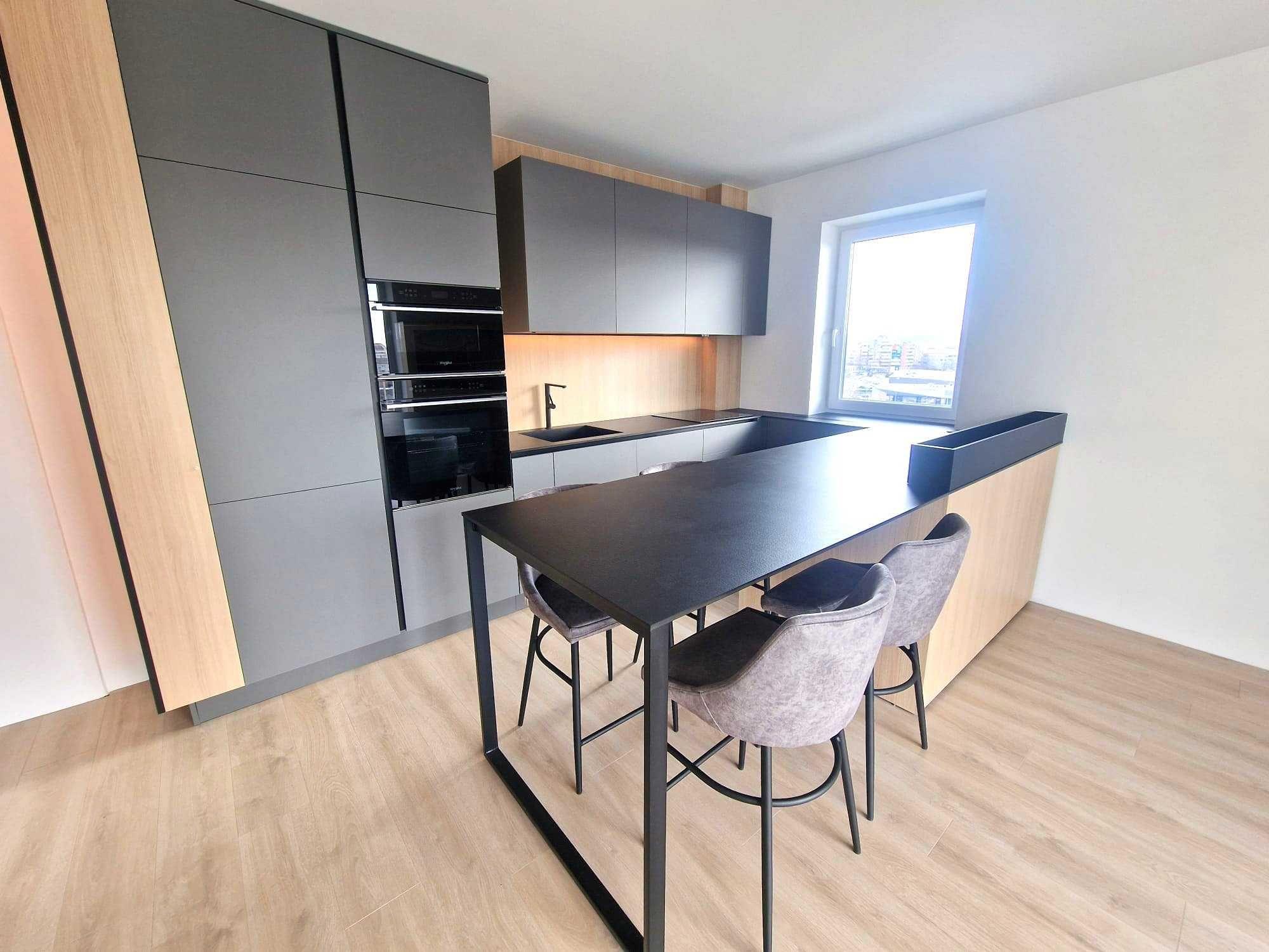 Vând apartament 3 camere Prima Oneștilor, balcon mare, totul nou