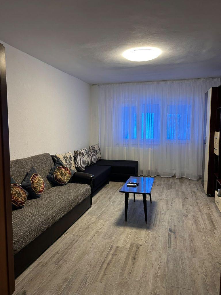Inchiriez apartament cu 3 camere