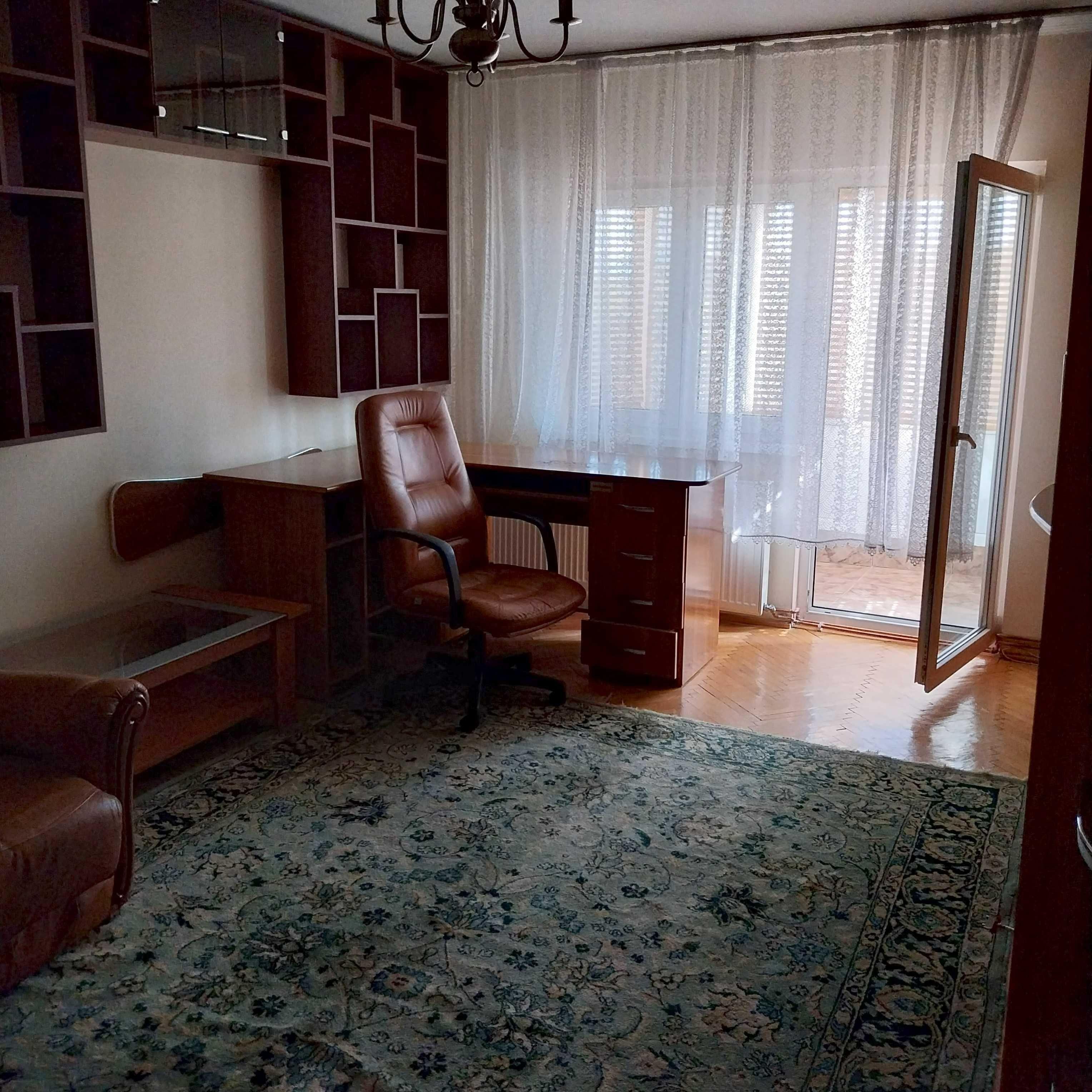 Inchiriez apartament doua camere si balcon, zona Zavoi