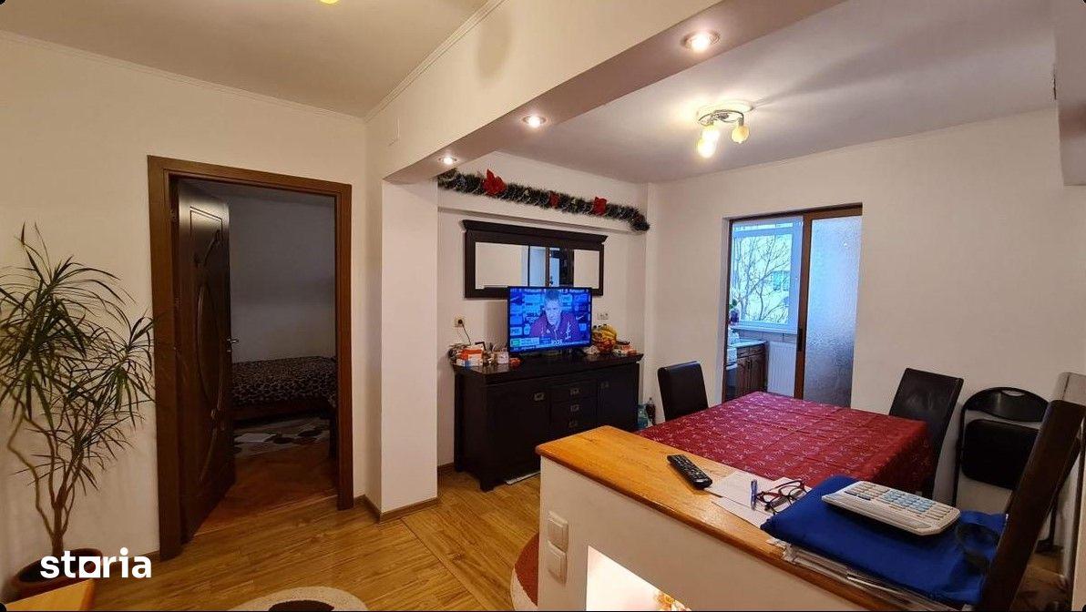 Apartament decomandat 3 camere + living de vanzare in zona Ostroveni
