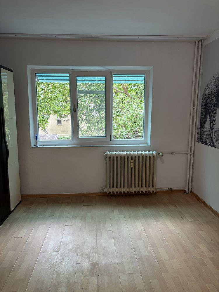 PROPRIETAR- garsoniera la etaj 1/4 in zona P-ta Nicolina langa Kaufland-17 mp LIBERA !