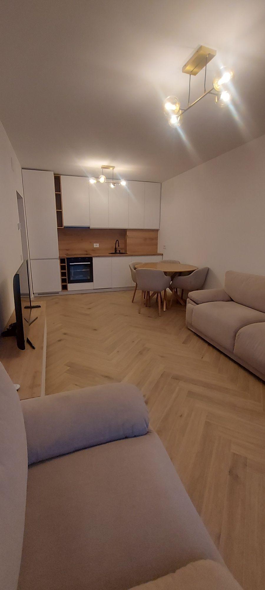Vând/inchiriez  apartament  mobilat si utilat 3 camere Prima Arena