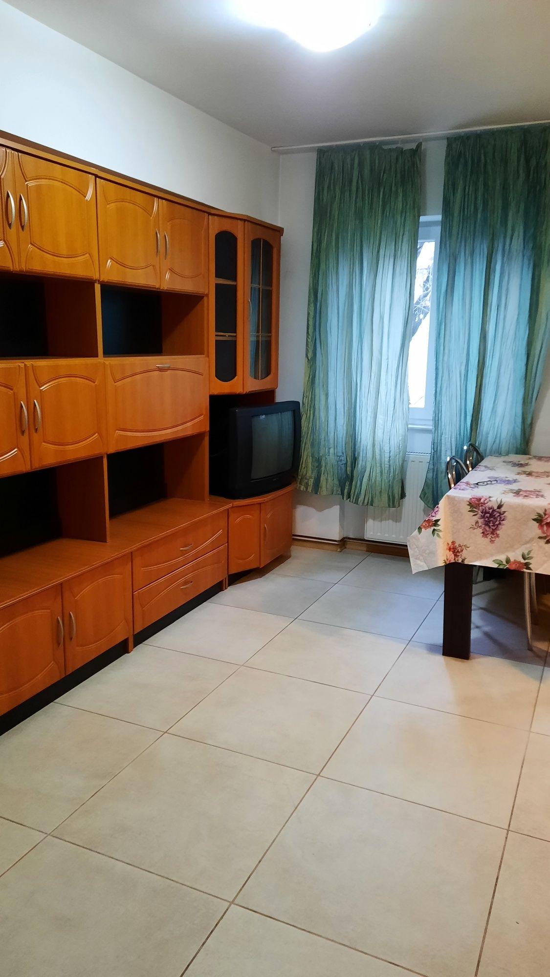 Vând apartament cu 2 camere din 3 în Arad. Zonă centrală  Et.2. Renovat. Suma de 110000 euro