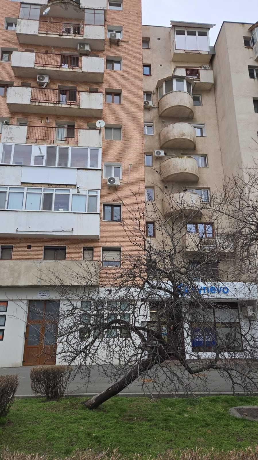 închiriez apartament 3 camere decomandat 110 mp – Str. Spitalului.