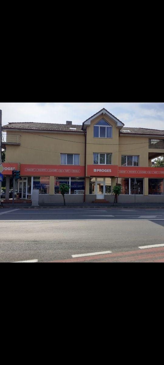 Proprietar .închiriez apartament 3 camere+garaj zona Piața Spitalului