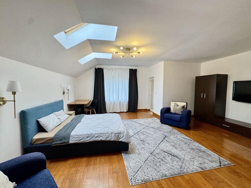 Casa de inchiriat, 5 dormitoare, 4 bai, birou, gradina si garaj dublu. - imagine 1