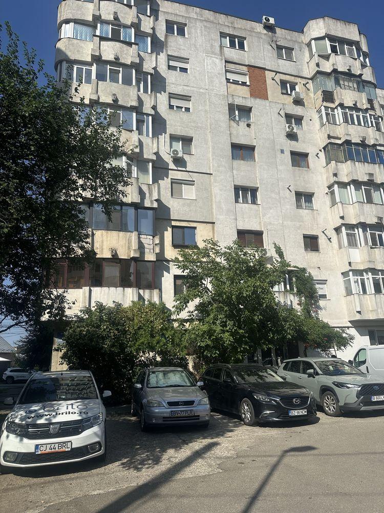 Vand apartament doua camere