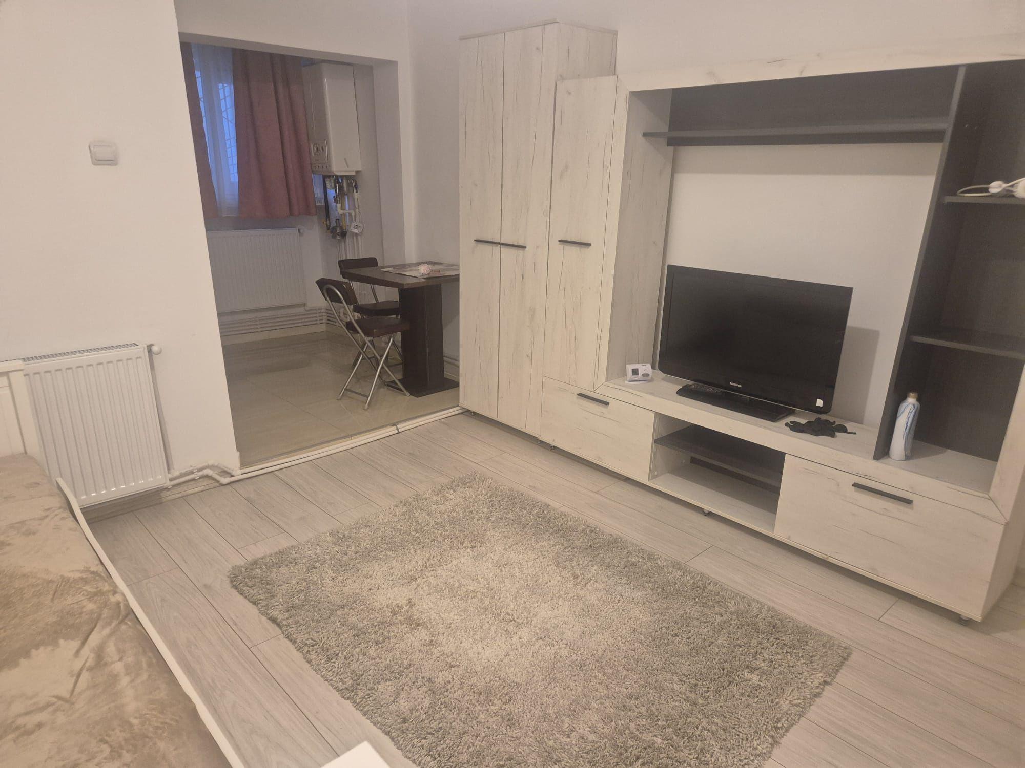 Închiriez garsoniera
