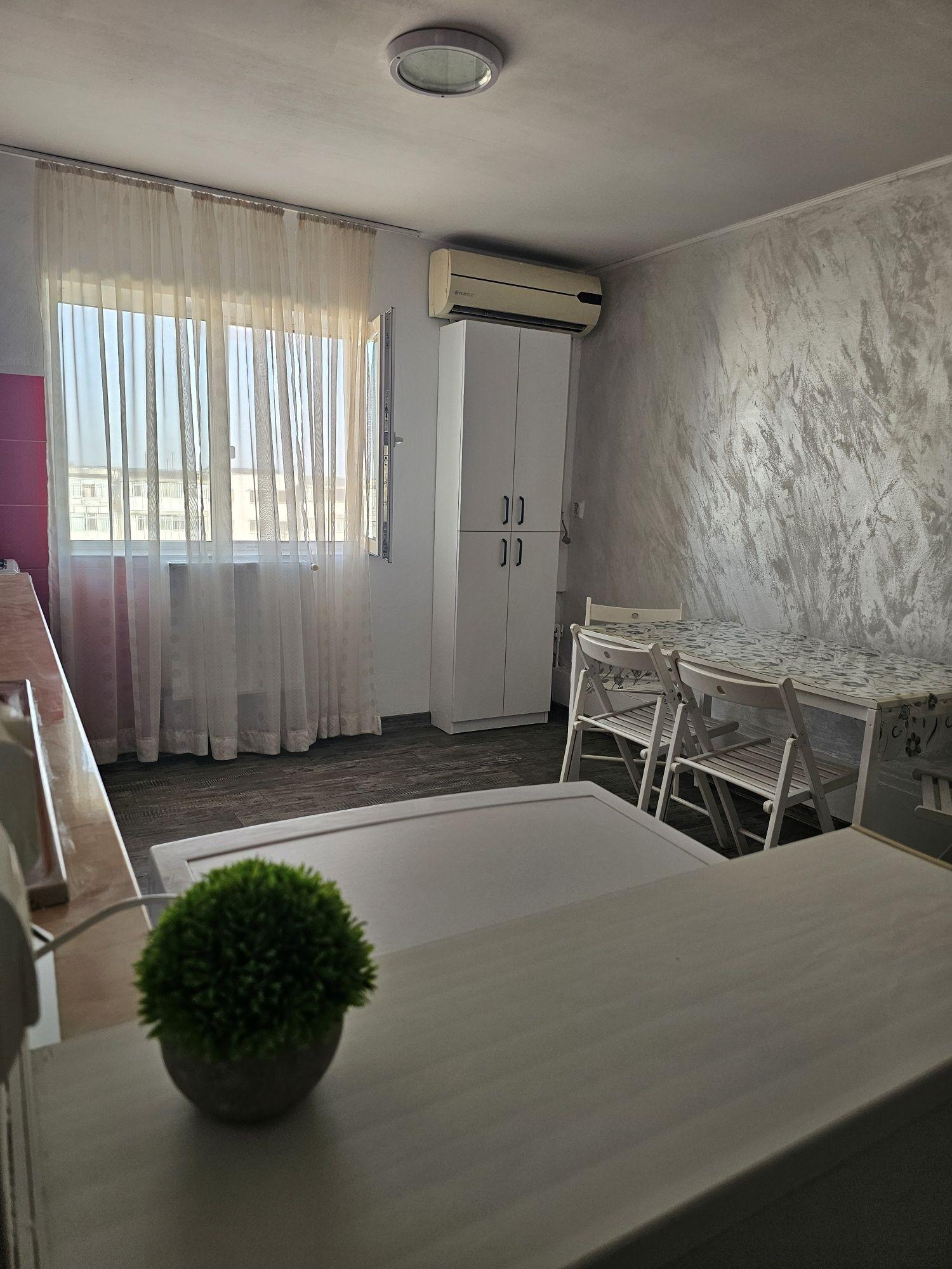Închiriez apartament - imagine 1