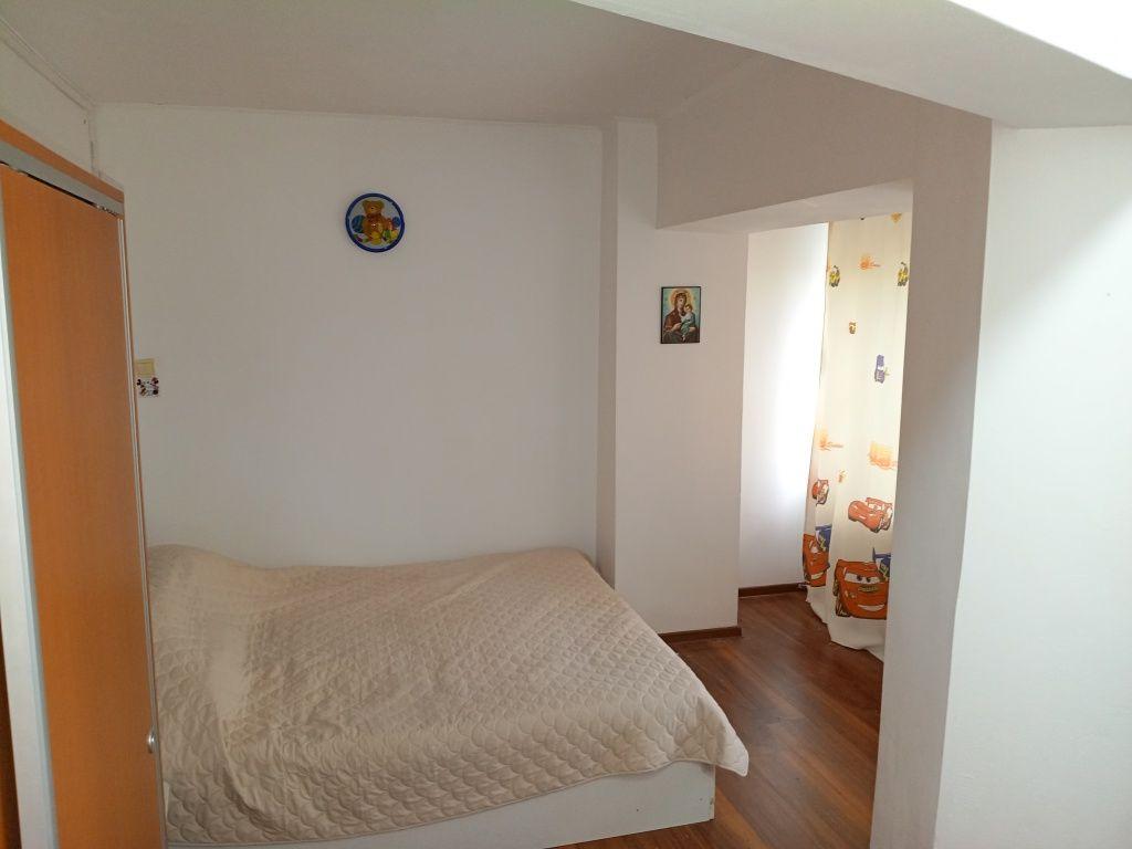 Apartament cu 3 camere de închiriat