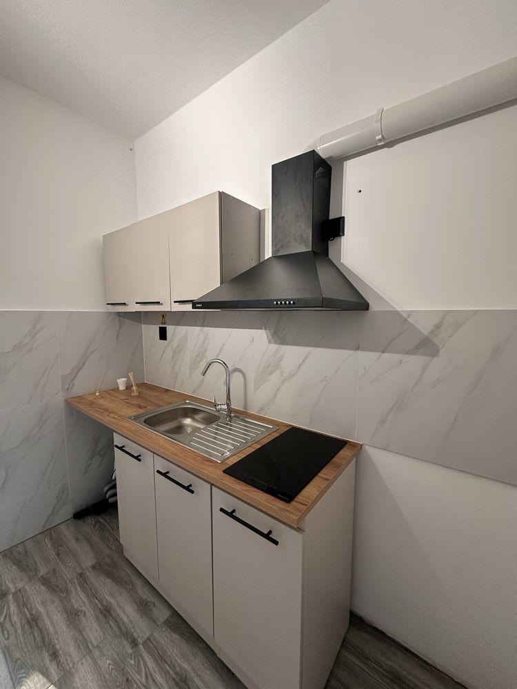Închiriez garsonieră complet renovată – Totul NOU – Locație excelentă!
