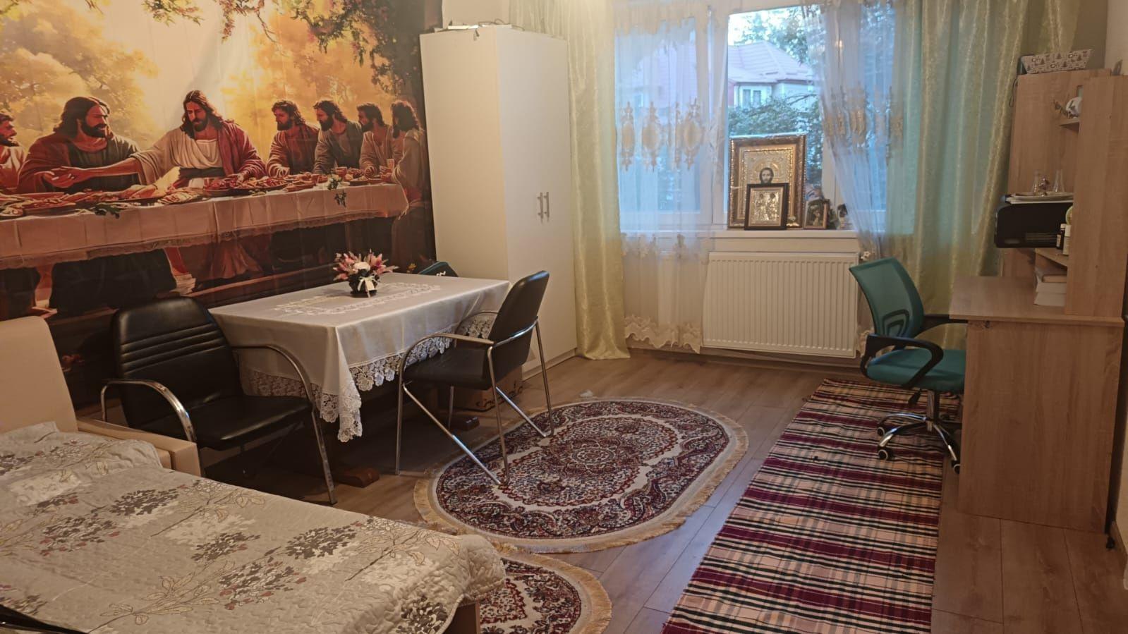 Închiriez apartament cu 2 camere, decomanda, , zona Bucovina