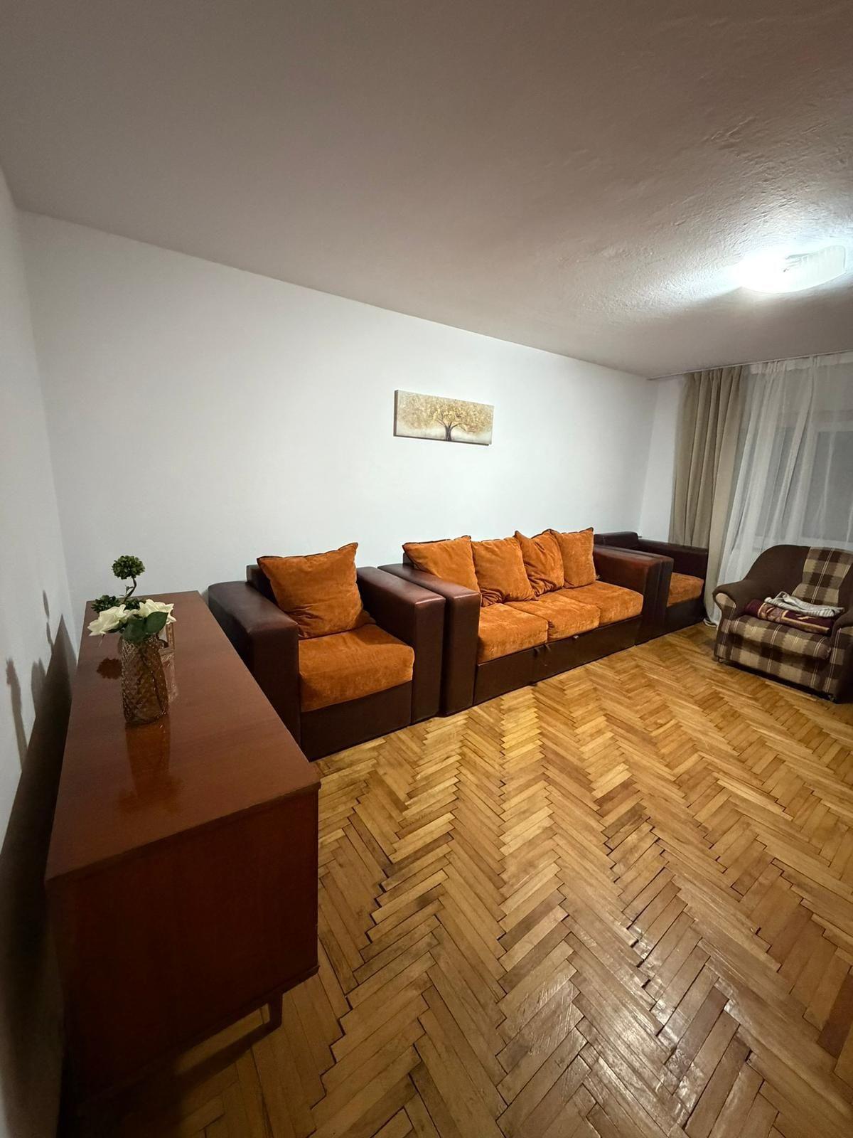 Ofer spre închiriere apartament cu 3 camere