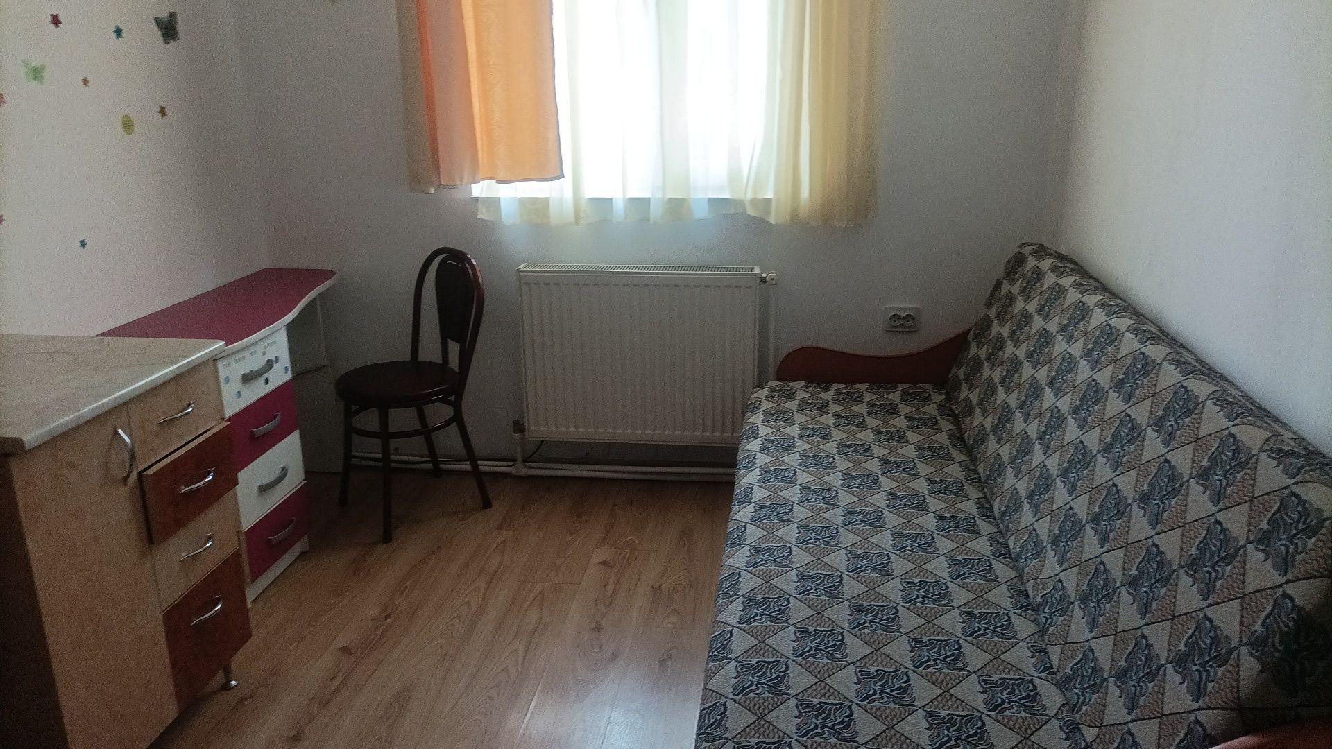Primesc in gazda un elev ,zona SC.10 la casă,inrare separată,cameră separată,mașină spălat,frigider,tv 2 băii - imagine 1