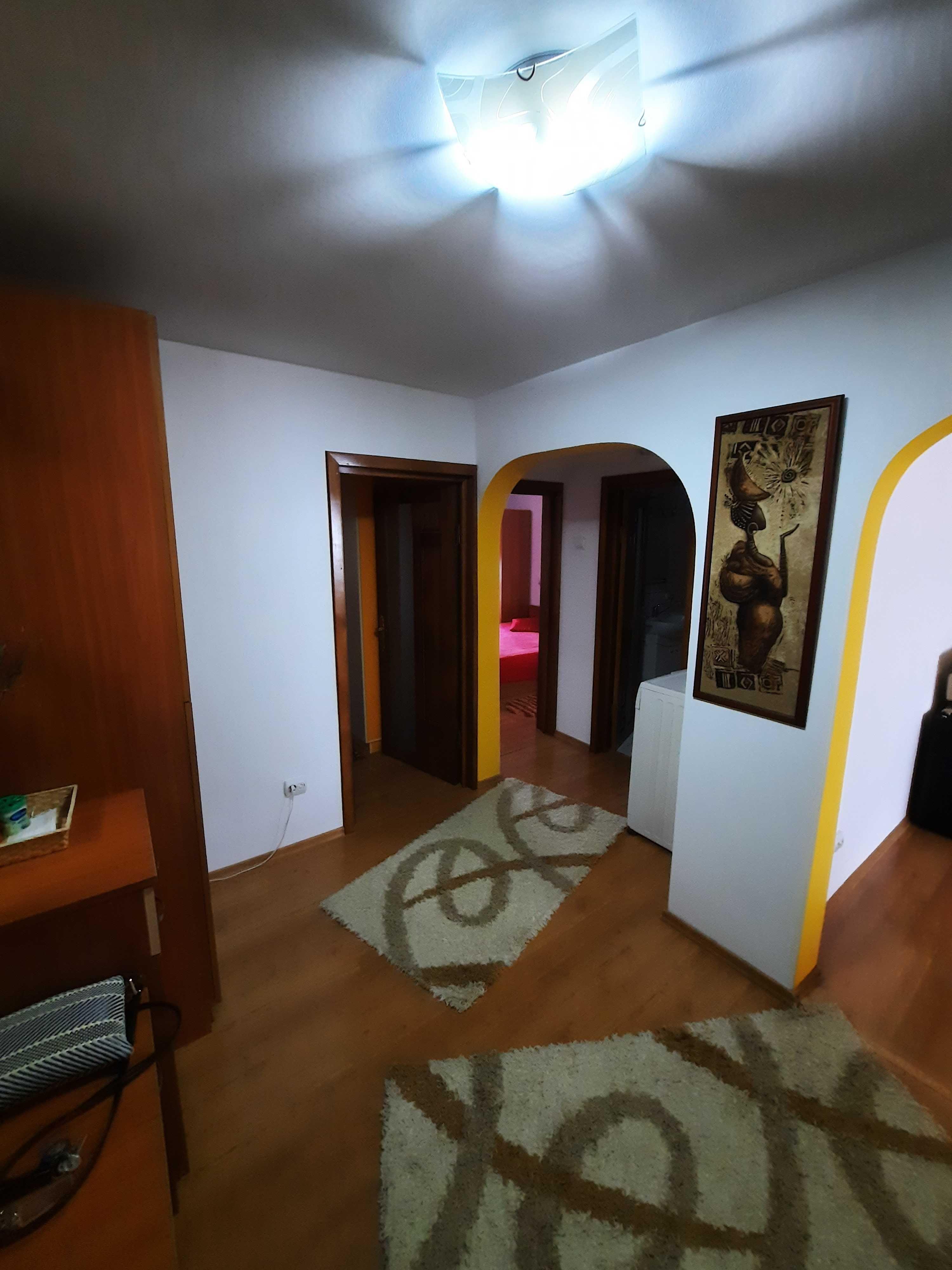inchiriez apartament 3 camere decomandat
