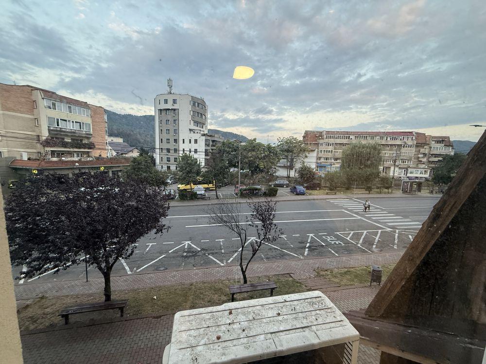Inchiriez apartament 3 camere situat vis-a-vis de CEC Ozana