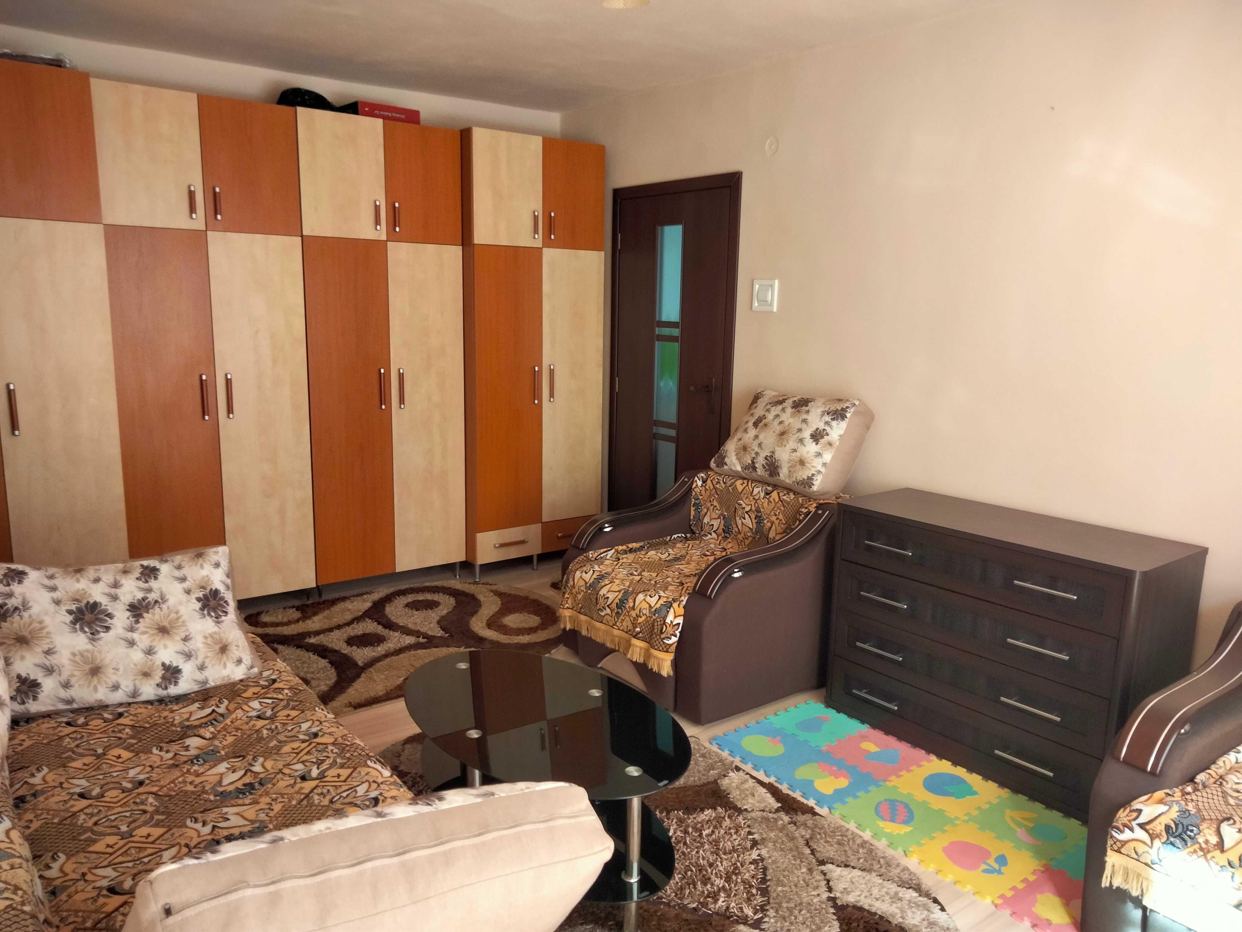 Închiriez apartament 3 camere etaj 3 zona Lama