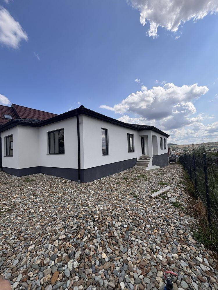 Casa individuală nouă modernă parter /228 mp construiți / 186 mp utili/ Teren 700 mp/ View panoramic asupra orașului Bistrița / Aleea Răsăritului .