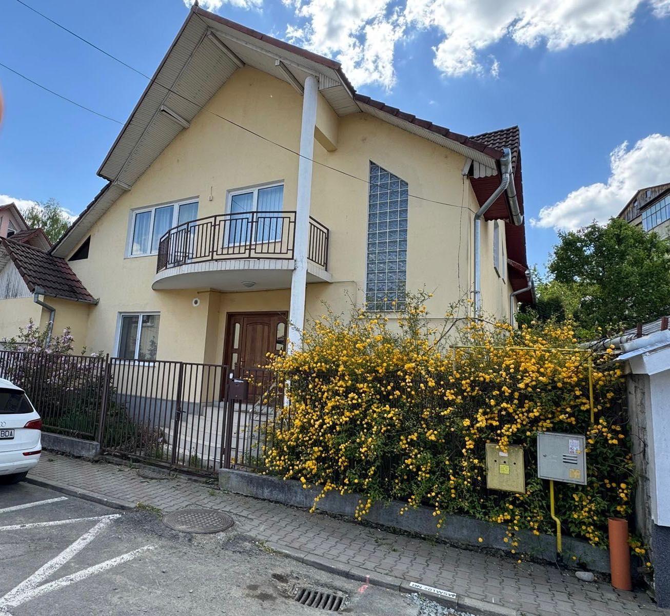 Vând casa cu etaj situată in zonă centrală