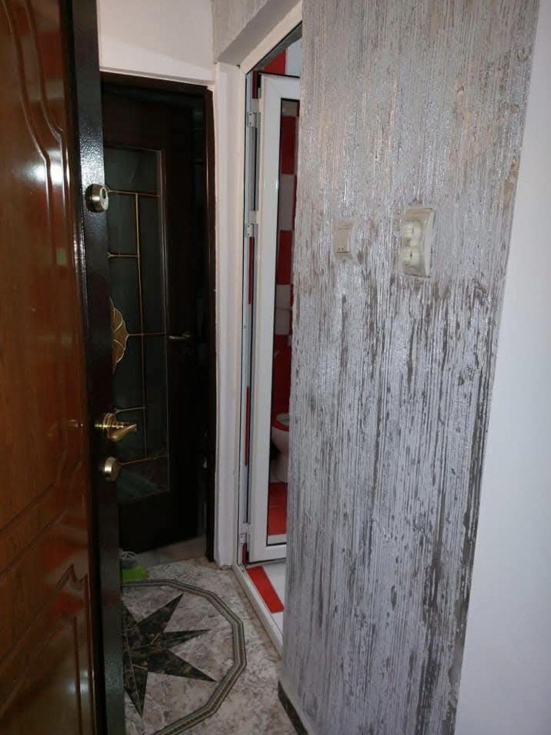 Vând garsonieră confort 1, 28 mp, etaj 4, situată pe Str. Lotrului, Târgu Jiu. - imagine 1
