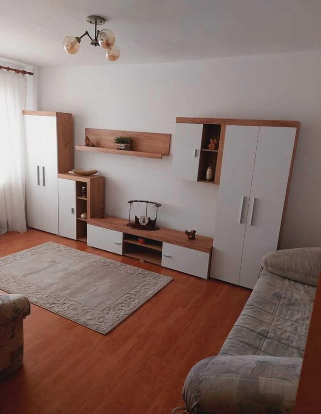 Inchiriez apartament 2 camere decomandat, etaj 4, aer condtionat, centrala, frigider, masina de spalat. Srt victoriei 221 targu jiu, - imagine 1