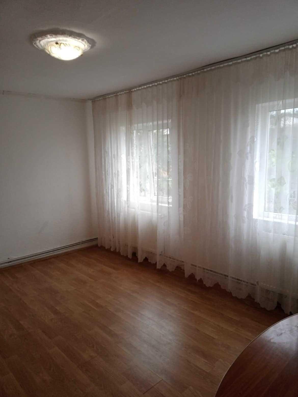 De vanzare apartament 3 camere micro 9 - imagine 1