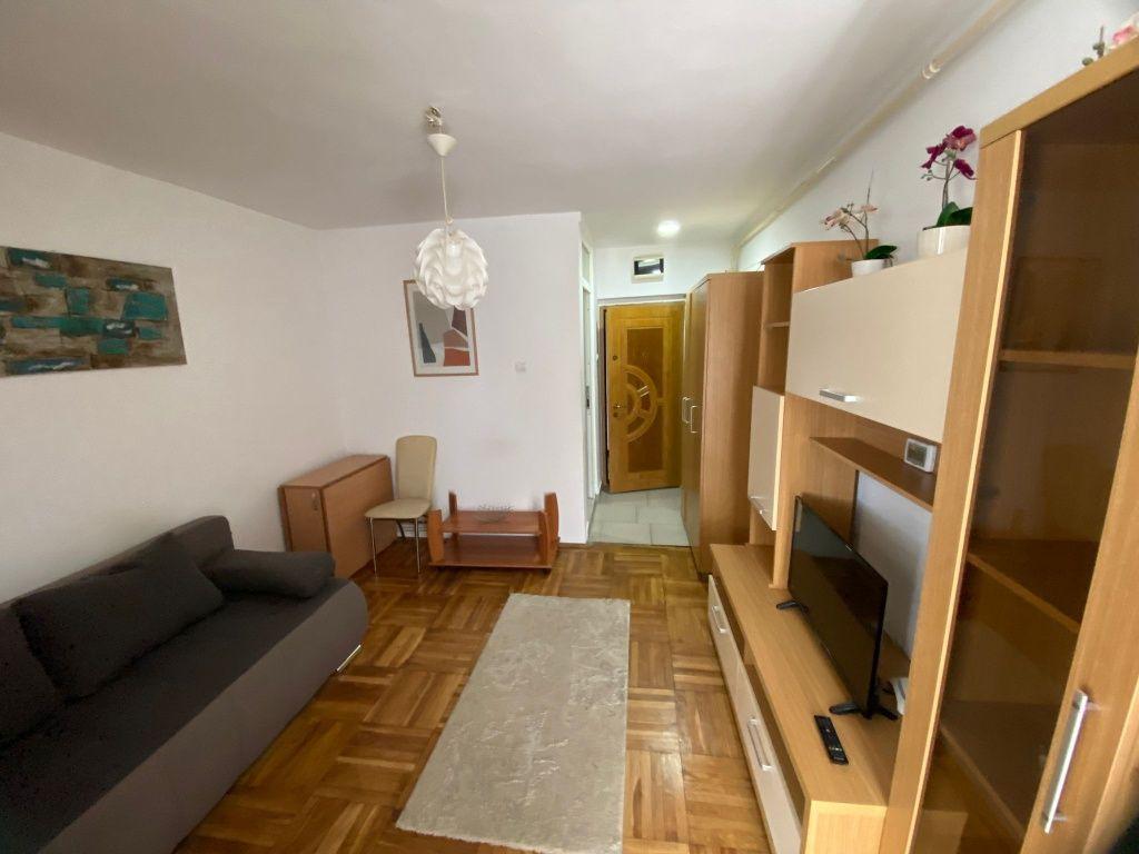 Proprietar, ofer spre închiriere garsonierâ in zona centrală, între Judecatoria Targoviste si Piata 1 Mai,mobilată, utilată, cu balcon închis.
