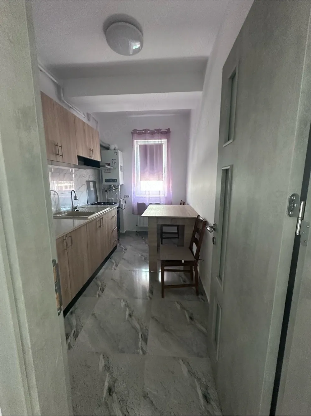 Închiriez apartament cu 2 camere - imagine 1