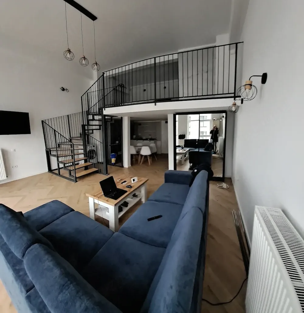 Inchiriez apartament tip loft, cu 2 camere, 2 bai, in centru,  str Ploiesti (pta M. VITEAZU)