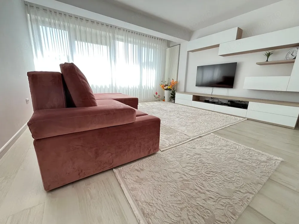 Vand Apartament 3 camere in vila, garaj si camera depozitare la parter, etaj 2, Delfinariu - imagine 1