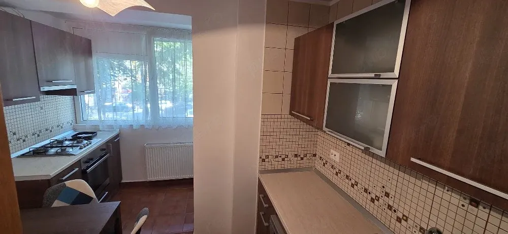 De inchiriat apartament 3 camere