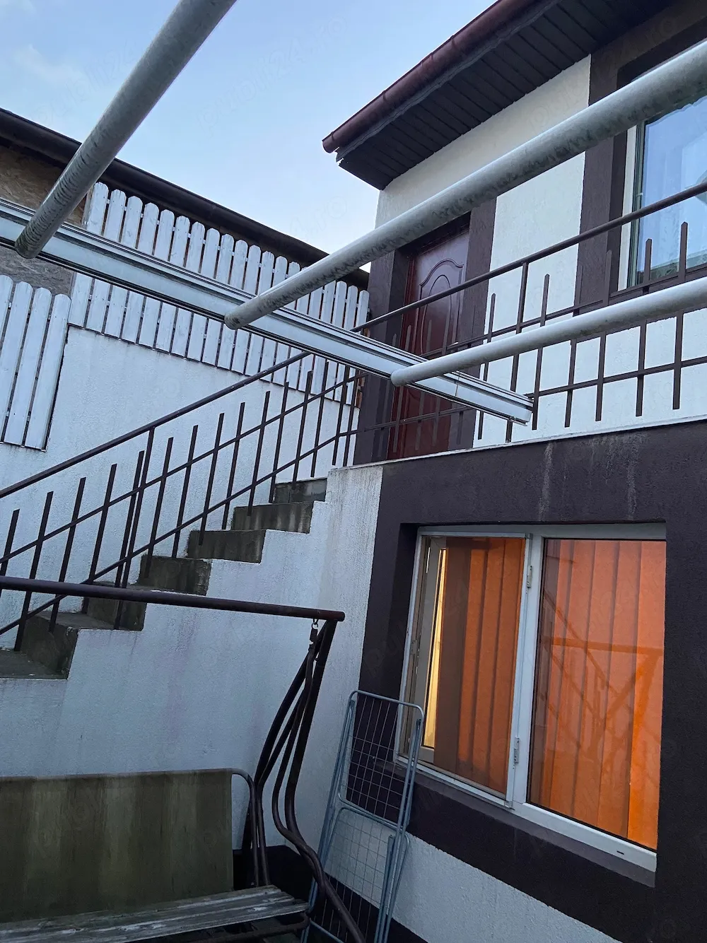 Inchiriez apartament cu doua camere zona Apusului