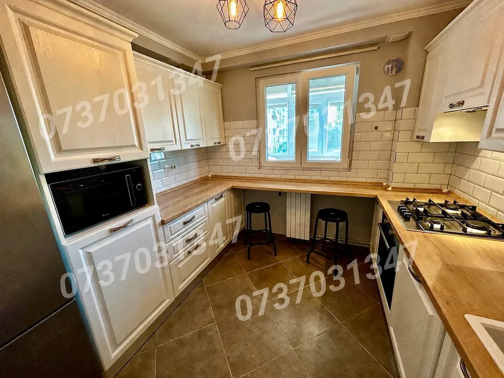 Apartament 3 camere de vanzare   Piata Gorjului, Str. Moinesti   Direct proprietar