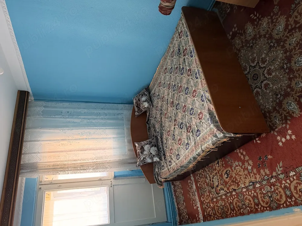 Ofer spre închiriere apartament cu trei camere - imagine 1