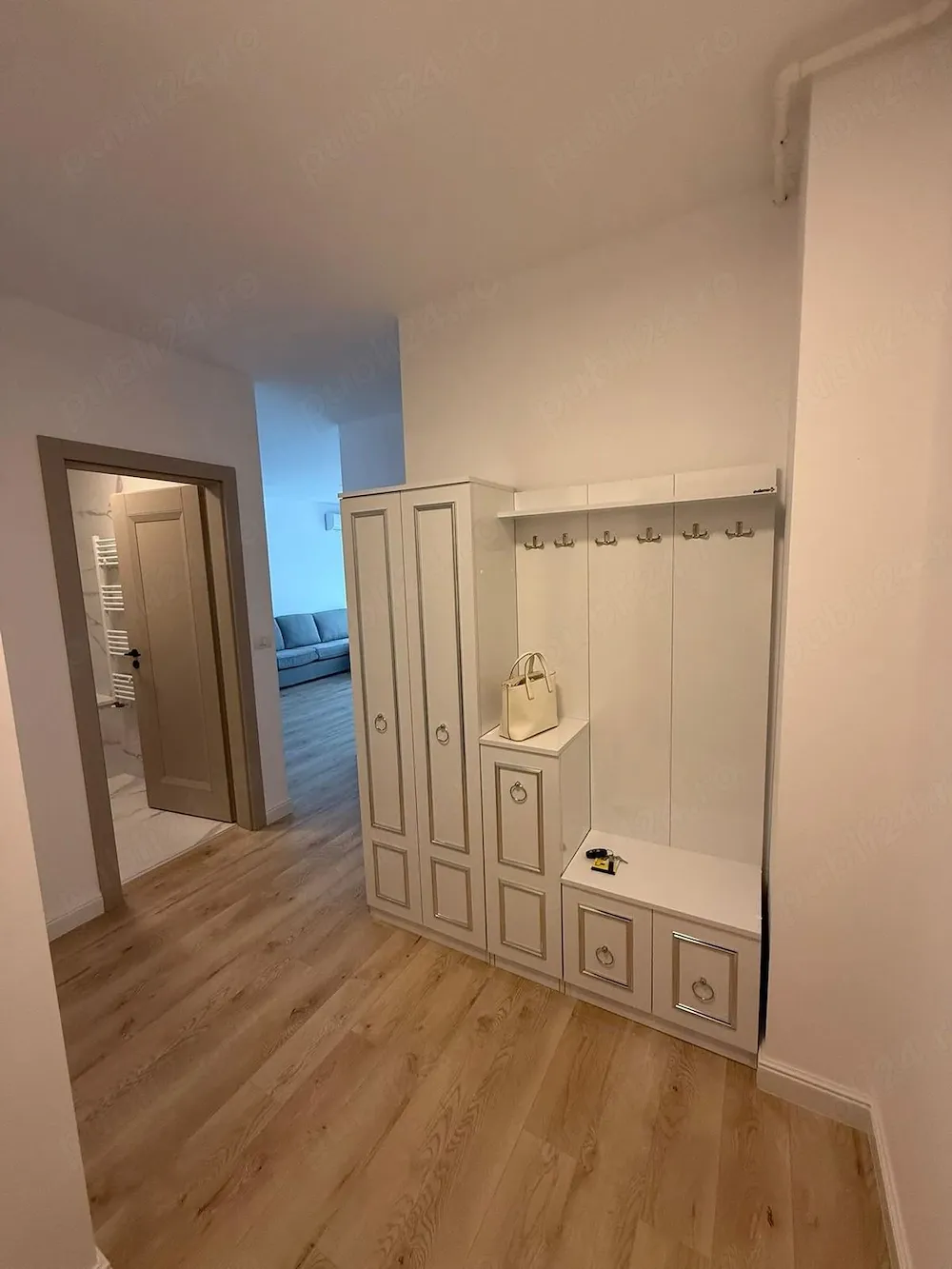 Închiriez apartament cu 3 camere Adora Park - imagine 1