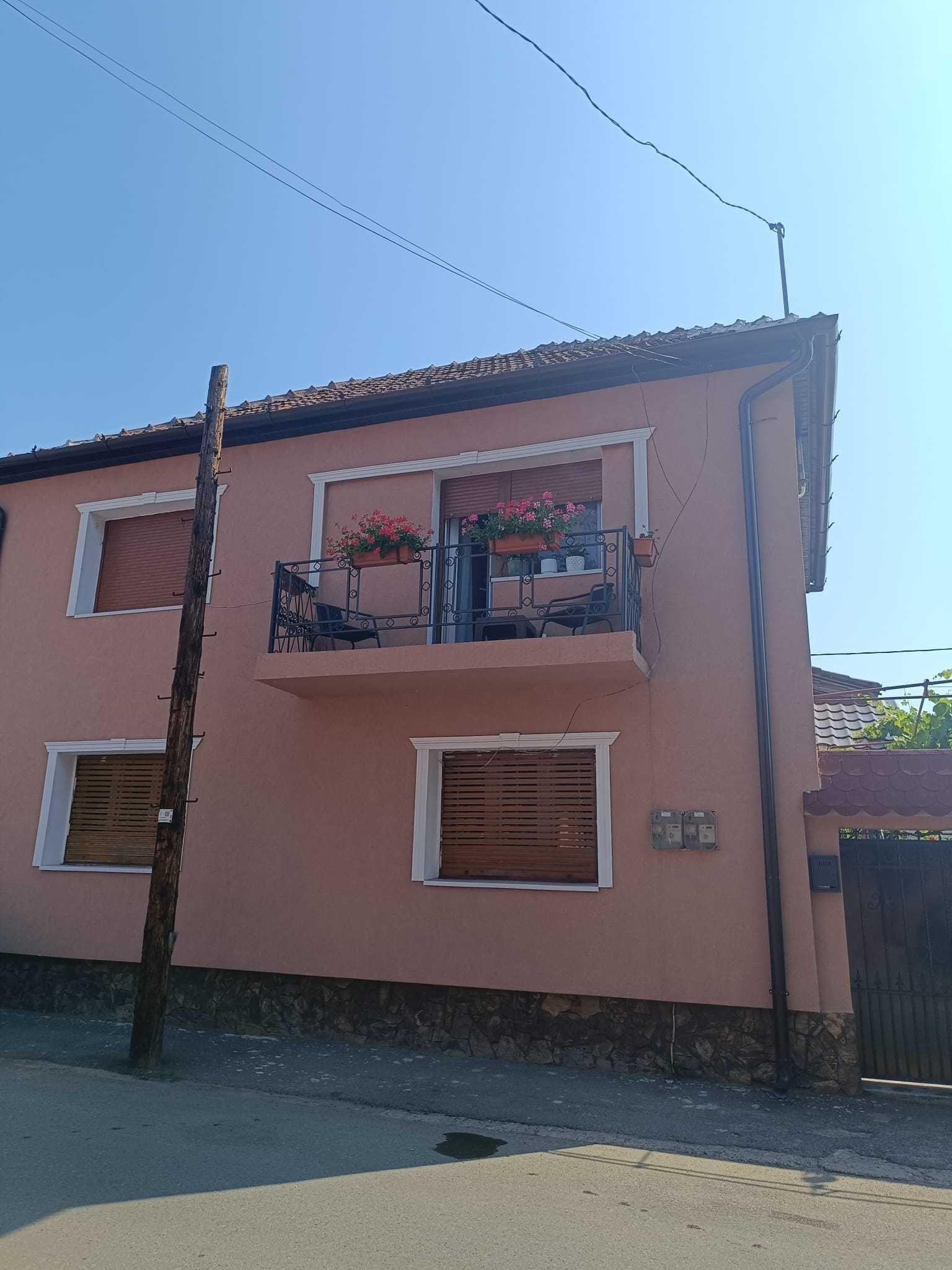 Apartement 3 camere la casa mobilat, utilat cu curte proprie