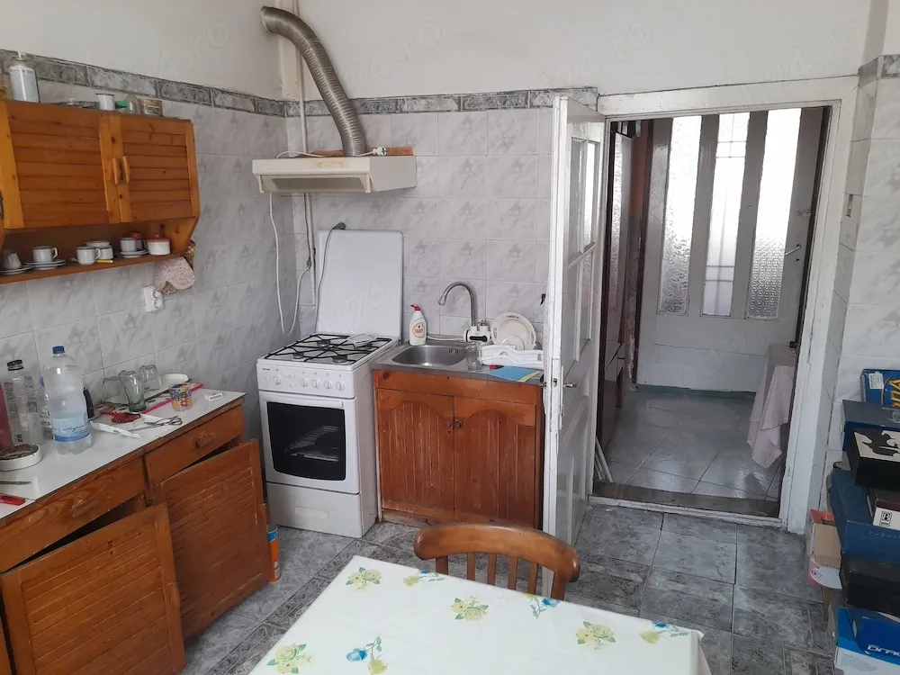 Vând apartament la casă  ( curte comună)  în Centru. - imagine 1