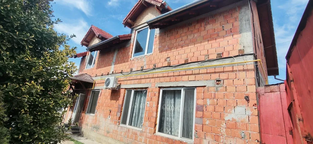 Casă de vanzare  cu etaj 6 camere ,la super preț neg - imagine 1
