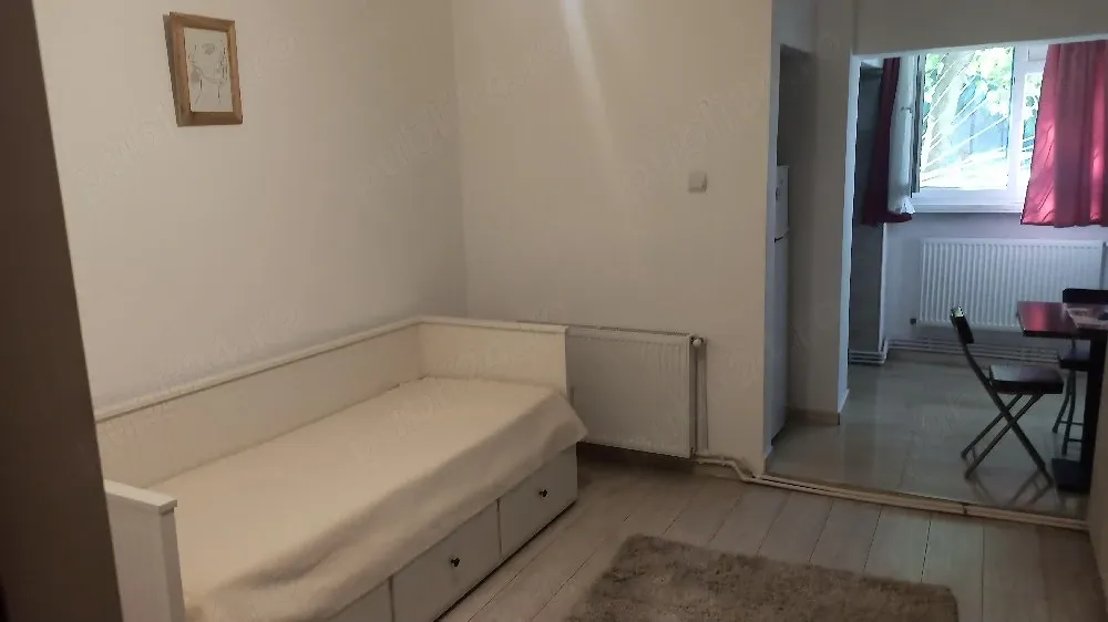 închiriez garsoniera