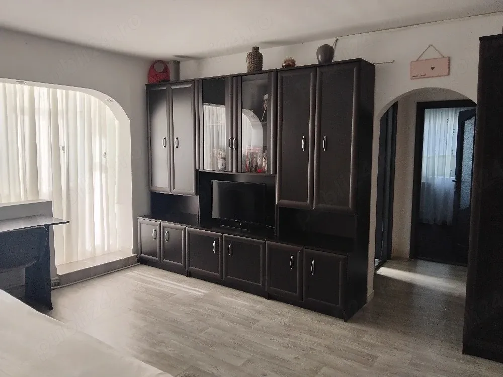 vand apartament cu doua camere..