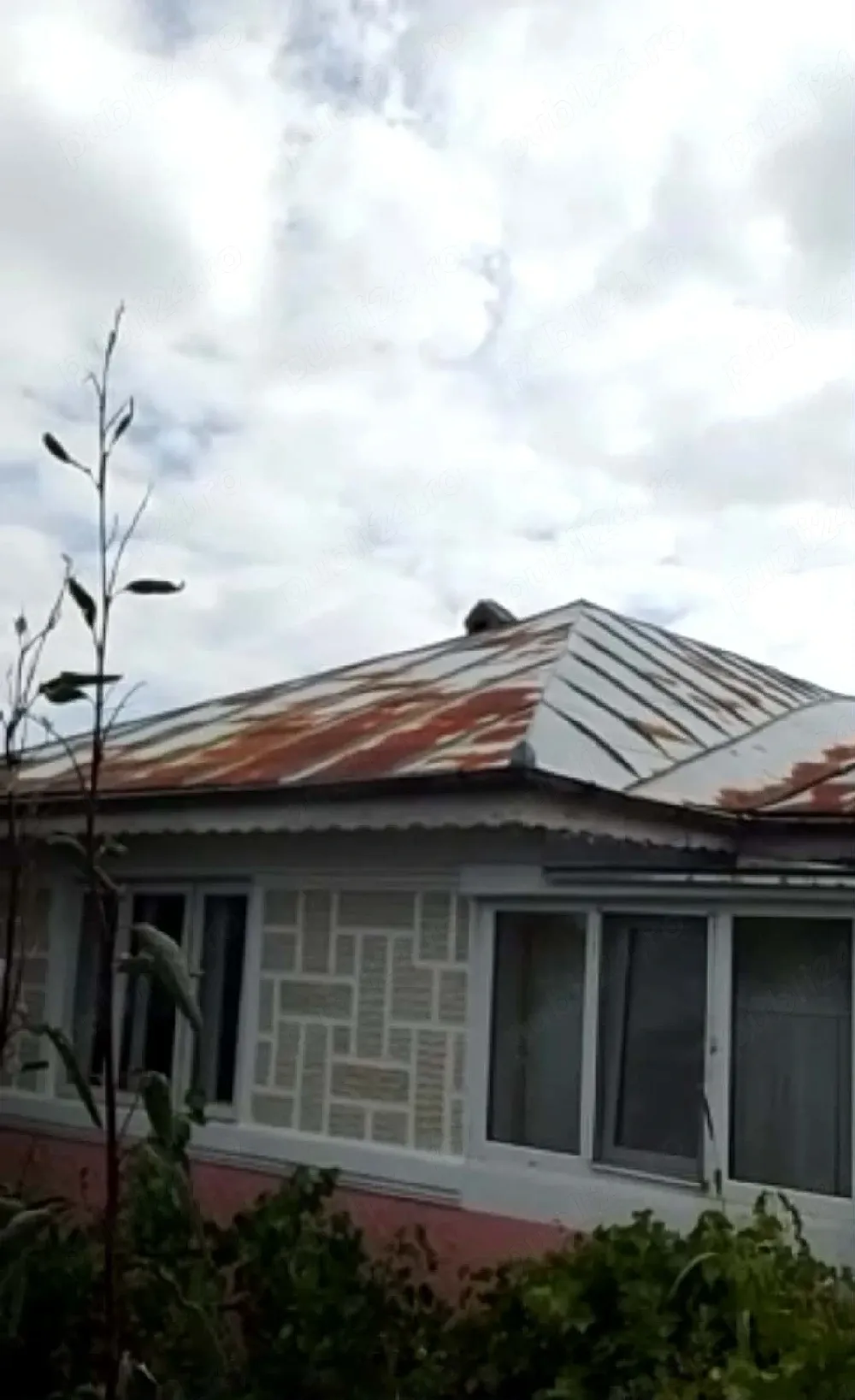 casă cu șase camere în comuna Cotești județul Vrancea- 55 000 euro - imagine 1