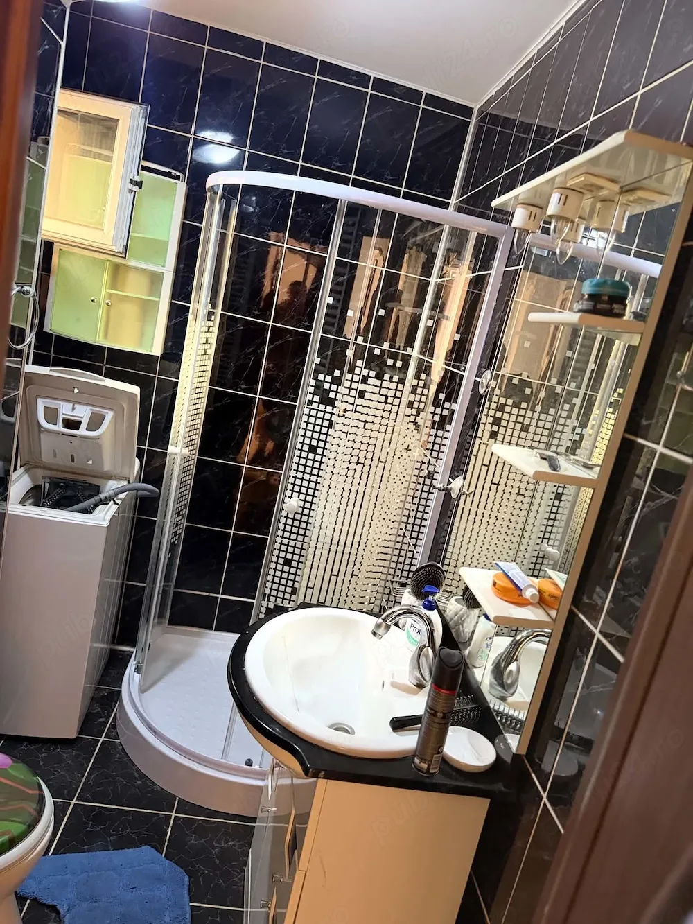 Ofer spre închiriere apartament cu două camere