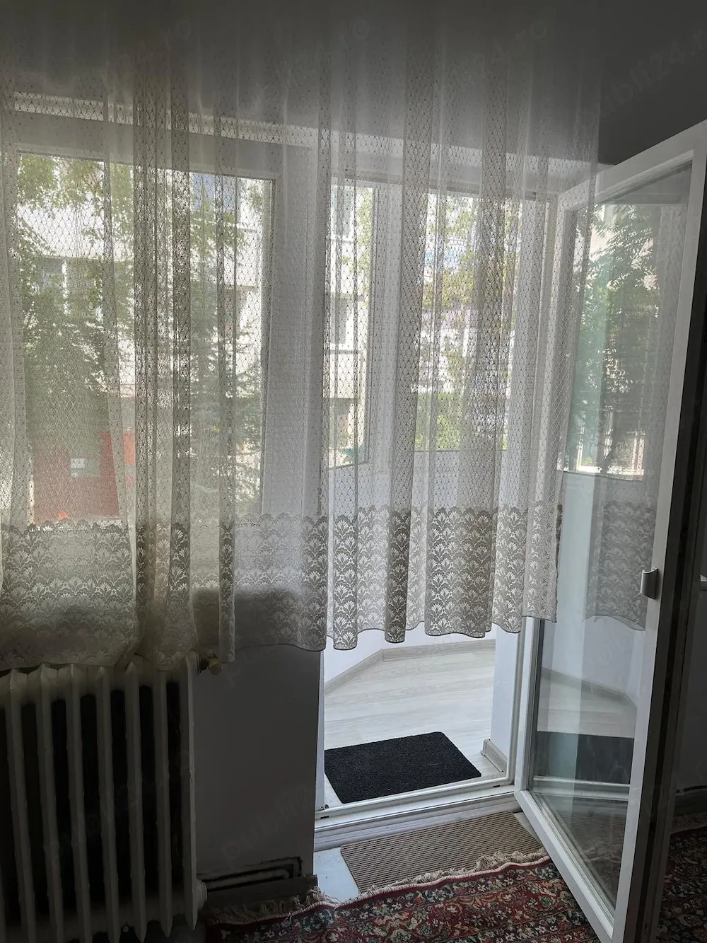 Închiriez garsoniera zona Sens - imagine 1