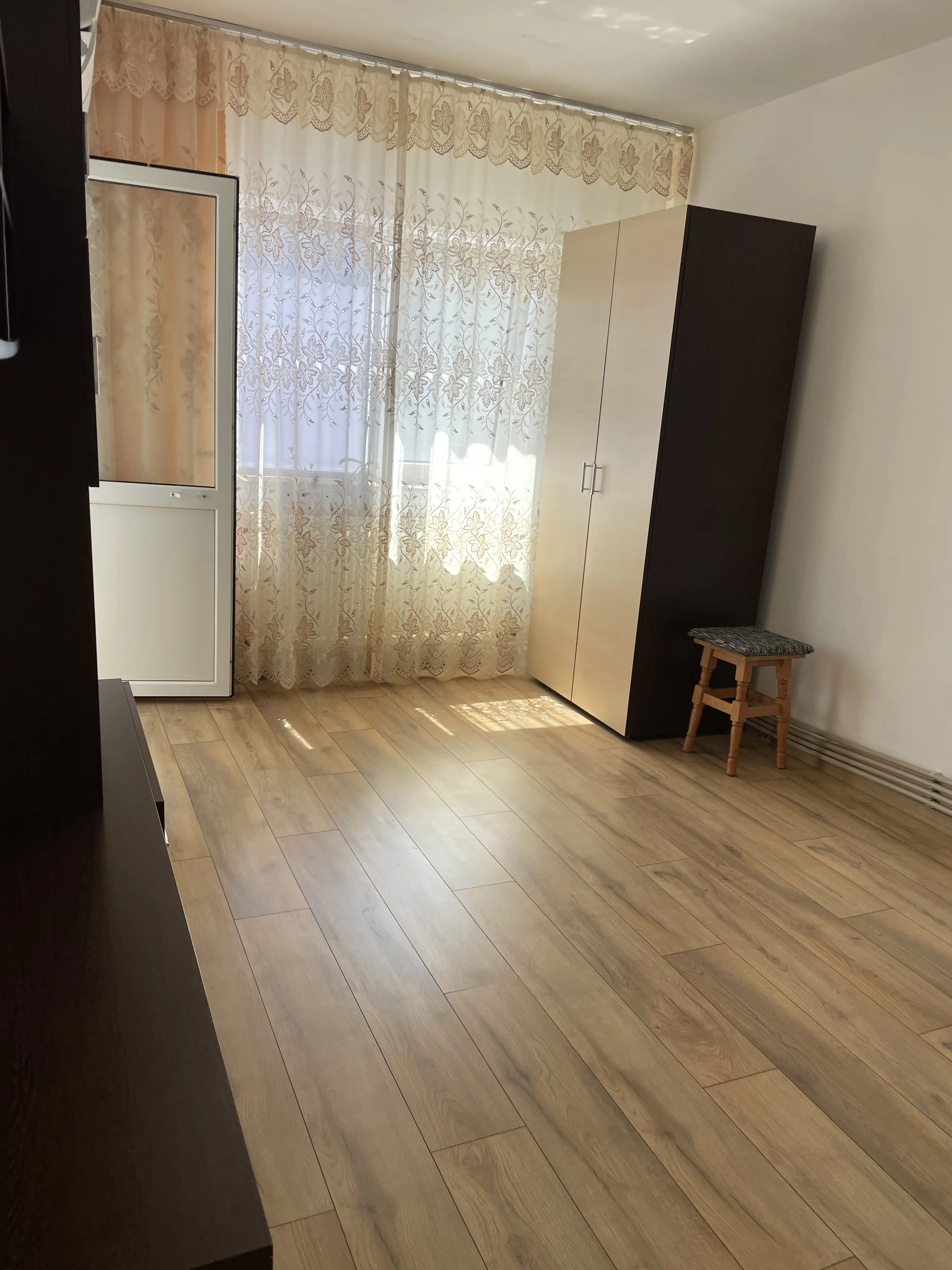 Vand garsoniera confort 1, 25m patrati, etaj 3/4, zona Radu Negru
