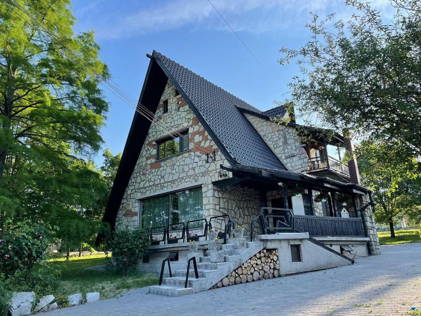 Vand casa situata pe deal in zona garii