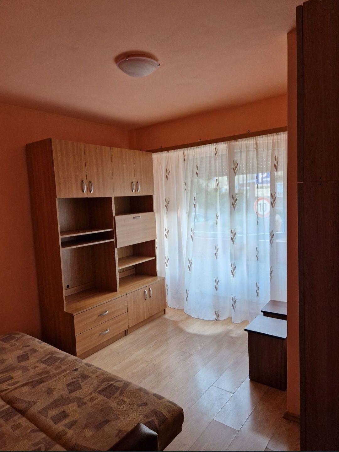 Închiriez garsoniera